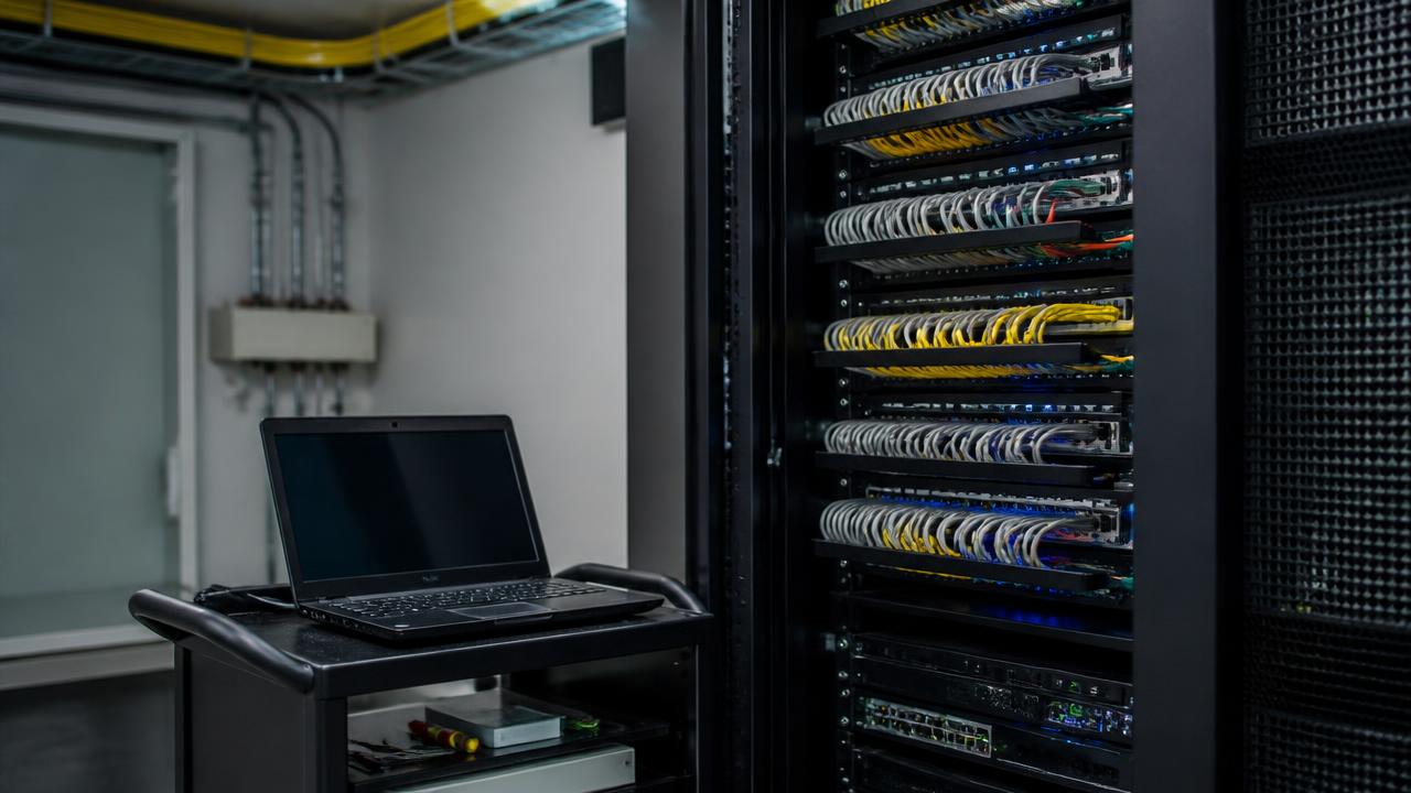 IT-Systemhaus verkaufen — sauber verkabelter Serverschrank mit Patchfeldern im Technikraum eines Systemhauses