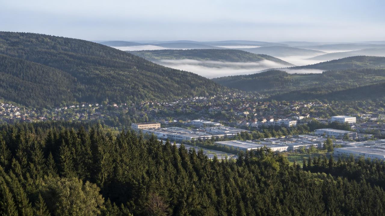 Unternehmensnachfolge Schwarzwald-Baar-Heuberg — bewaldete Höhenzüge mit Talstadt und Präzisions- und Medizintechnikbetrieben